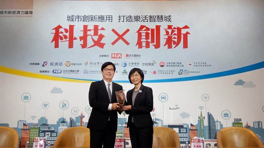 （東元集團董事長邱純枝5日從行政院副院長陳其邁手中，接下臺灣智慧城市發展協會頒發智慧城市卓越貢獻獎。圖／東元集團提供）