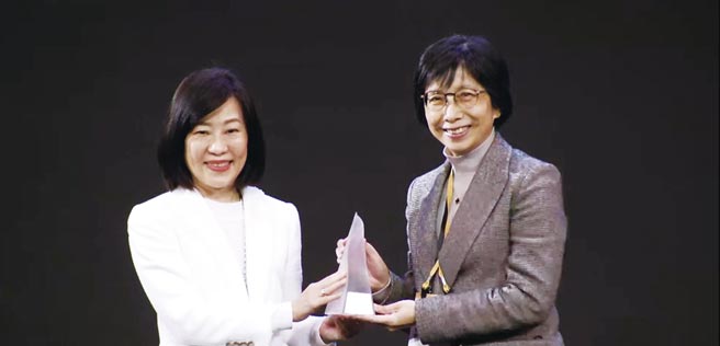 東元電機以「智慧噴霧防疫機器人」勇奪臺灣精品金質獎，由東元電機邱純枝董事長（右）受獎。圖／東元提供